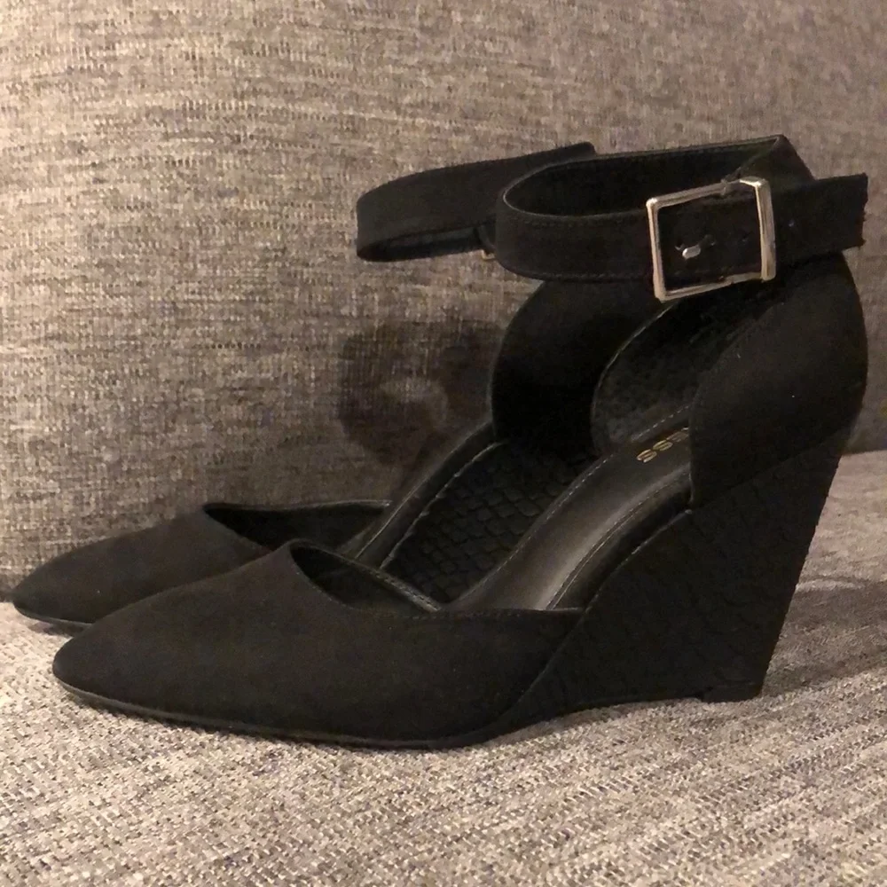 Cute Express black wedges w/strap